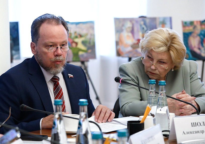 Первые заместители Председателя Комитета по культуре Александр Шолохов и Елена Драпеко