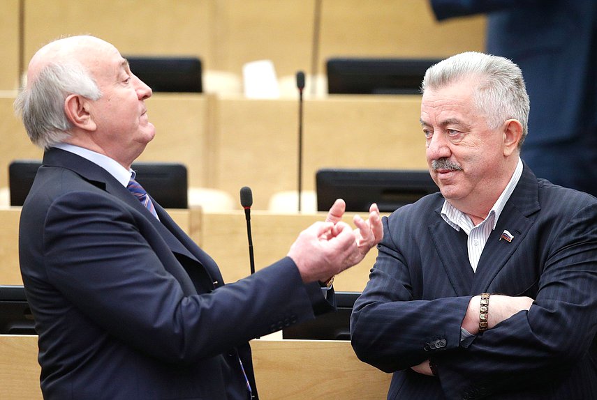 Заместитель Председателя Комитета по делам национальностей Николай Долуда и Первый заместитель Председателя Комитета по делам СНГ, евразийской интеграции и связям с соотечественниками Виктор Водолацкий