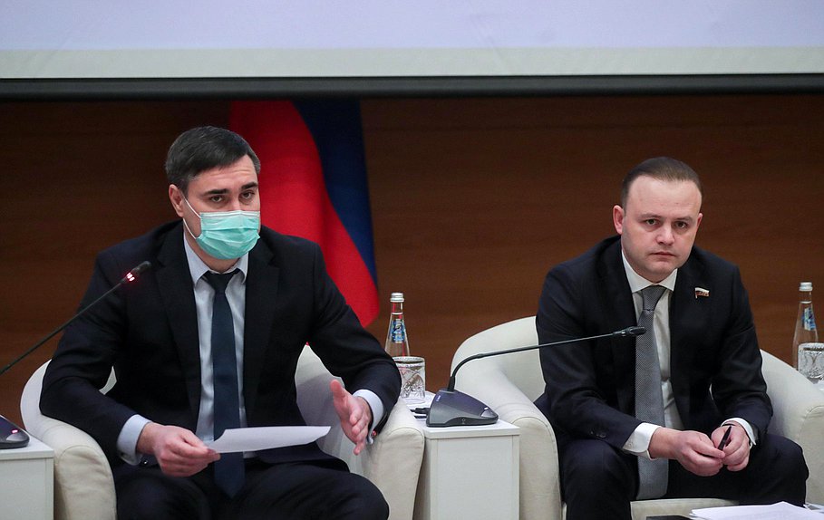 Председатель Комитета по охране здоровья Дмитрий Хубезов и заместитель Председателя Государственной Думы Владислав Даванков