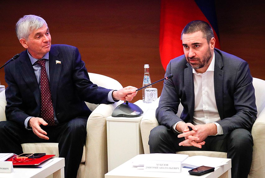 Член Комитета по охране здоровья Александр Петров и Председатель Комитета Дмитрий Хубезов