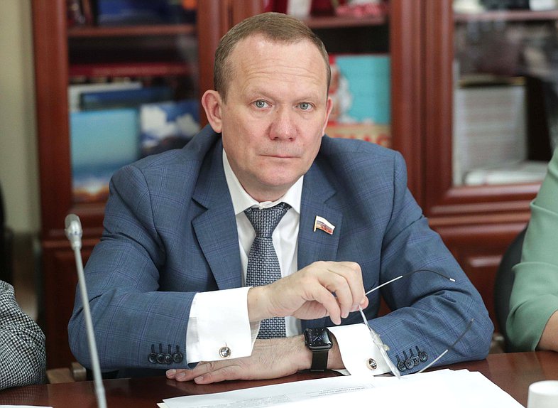 Член Комитета по делам национальностей Виктор Зобнев