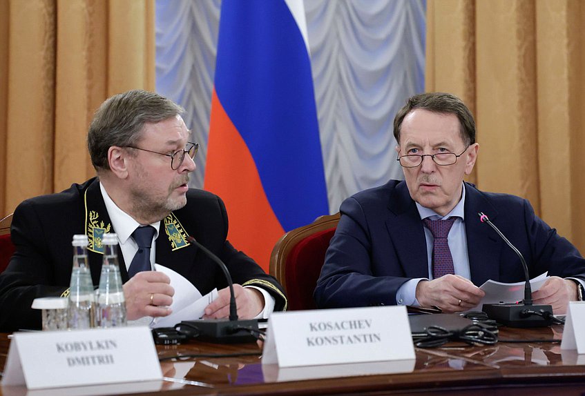 Заместитель Председателя Совета Федерации Константин Косачев и заместитель Председателя Государственной Думы Алексей Гордеев