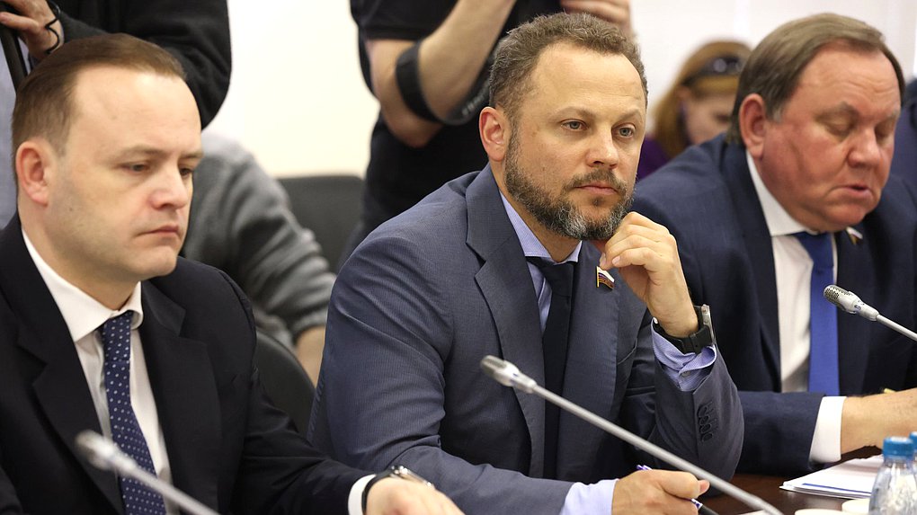 Заместитель Председателя ГД Владислав Даванков, Первый заместитель Председателя Комитета по транспорту и развитию транспортной инфраструктуры Павел Федяев и Заместитель Председателя Комитета Виктор Дерябкин