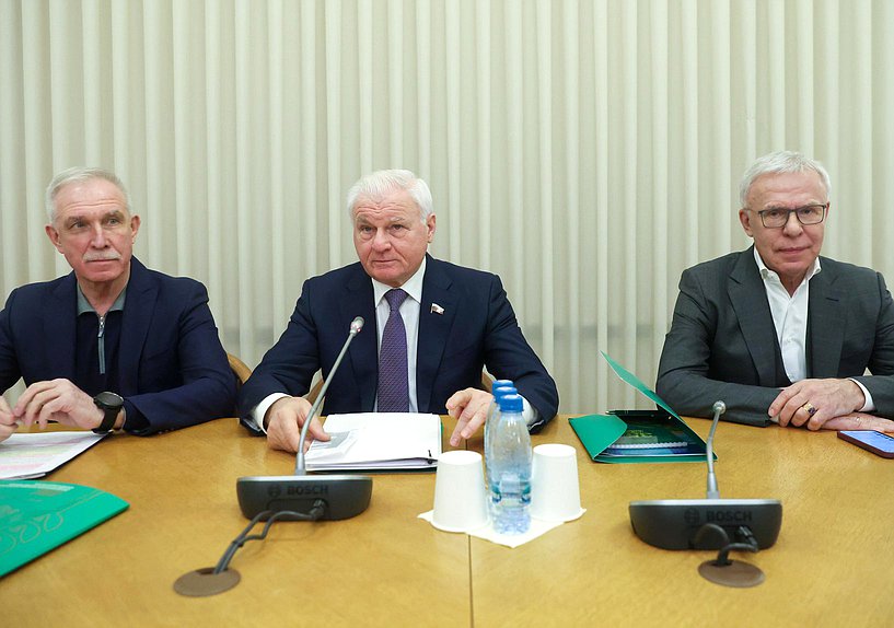 Первый заместитель Председателя Комитета по региональной политике и местному самоуправлению Сергей Морозов, Первый заместитель Председателя Комитета по аграрным вопросам Владимир Плотников и Первый заместитель Председателя Комитета по экологии, природным ресурсам и охране окружающей среды Вячеслав Фетисов