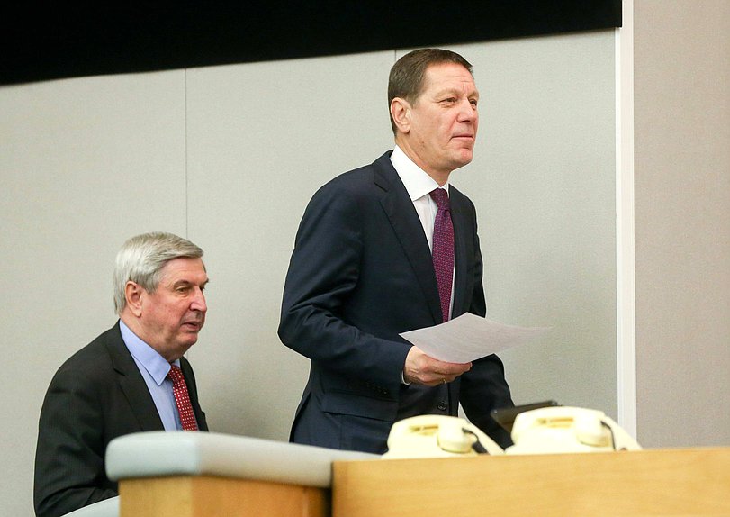Первые заместители Председателя Государственной Думы Александр Жуков и Иван Мельников
