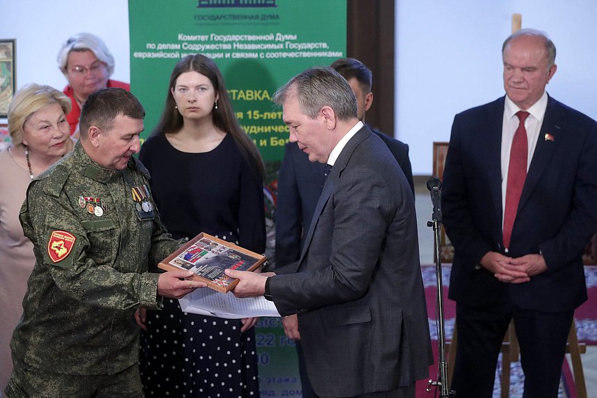 Председатель Комитета по делам СНГ, евразийской интеграции и связям с соотечественниками Леонид Калашников (справа)