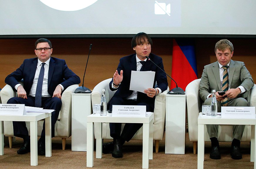 Заместитель Председателя Комитета по туризму и развитию туристической инфраструктуры Сергей Кривоносов, Председатель Комитета Сангаджи Тарбаев и заместитель Министра науки и высшего образования РФ Григорий Гуров