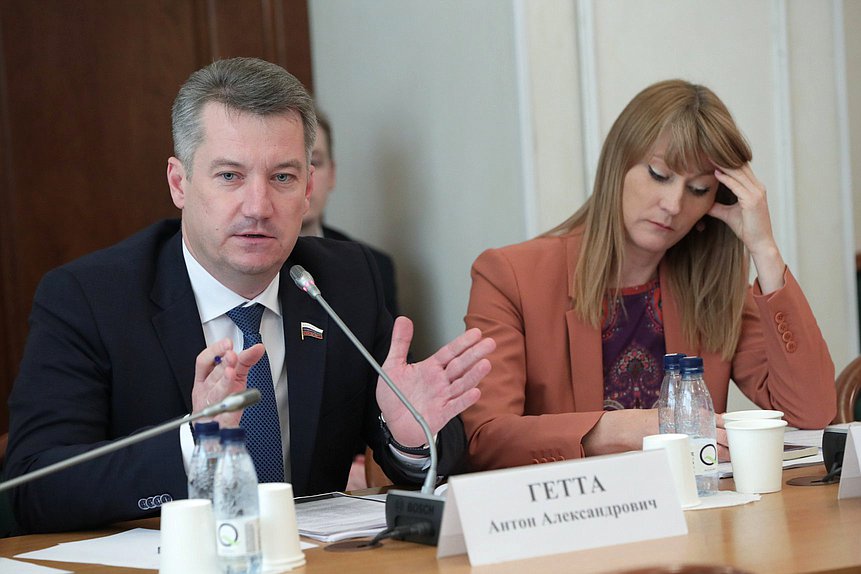 Заместитель Председателя Комитета по защите конкуренции Антон Гетта и Первый заместитель Председателя Комитета по международным делам Светлана Журова
