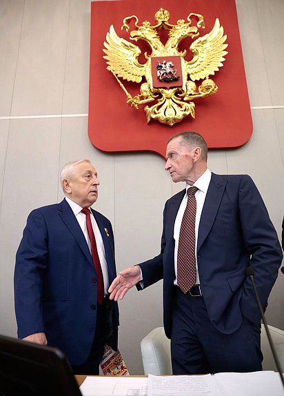 Член фракции КПРФ Николай Харитонов и член фракции "Единая Россия" Юрий Петров