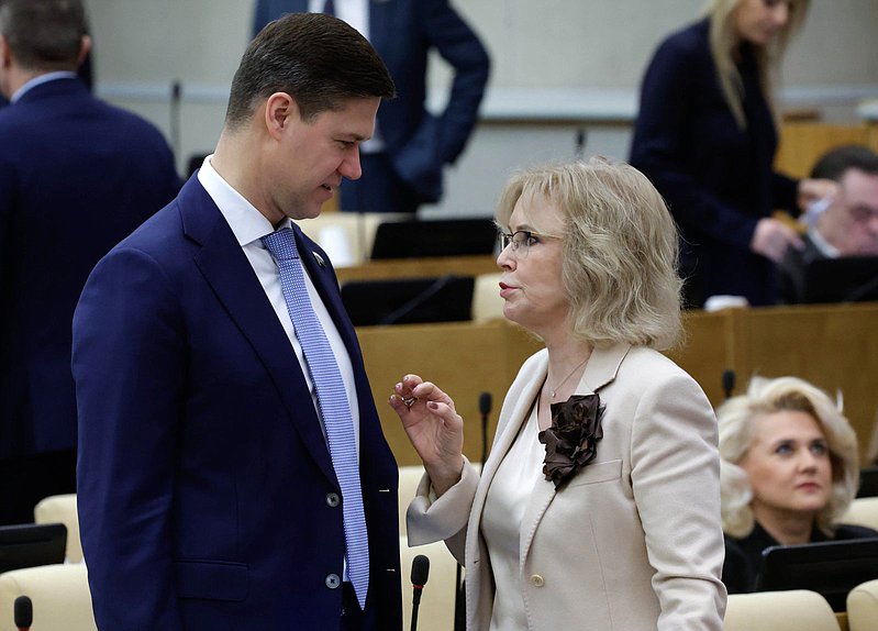 Заместитель Председателя Комитета по экономической политике Сергей Алтухов и заместитель Председателя Комитета по охране здоровья Татьяна Соломатина