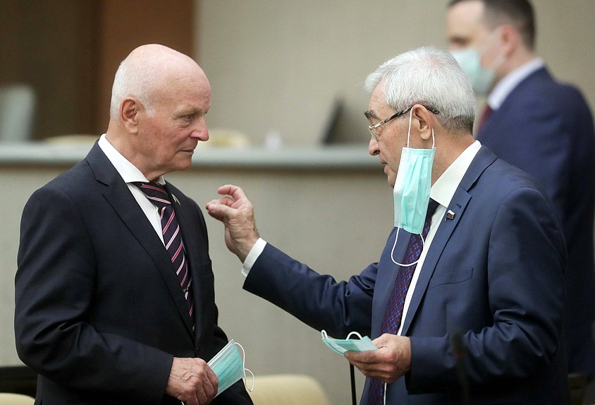 Заместитель Председателя Комитета по безопасности и противодействию коррупции Николай Рыжак и член Комитета по жилищной политике и жилищно-коммунальному хозяйству Михаил Гулевский