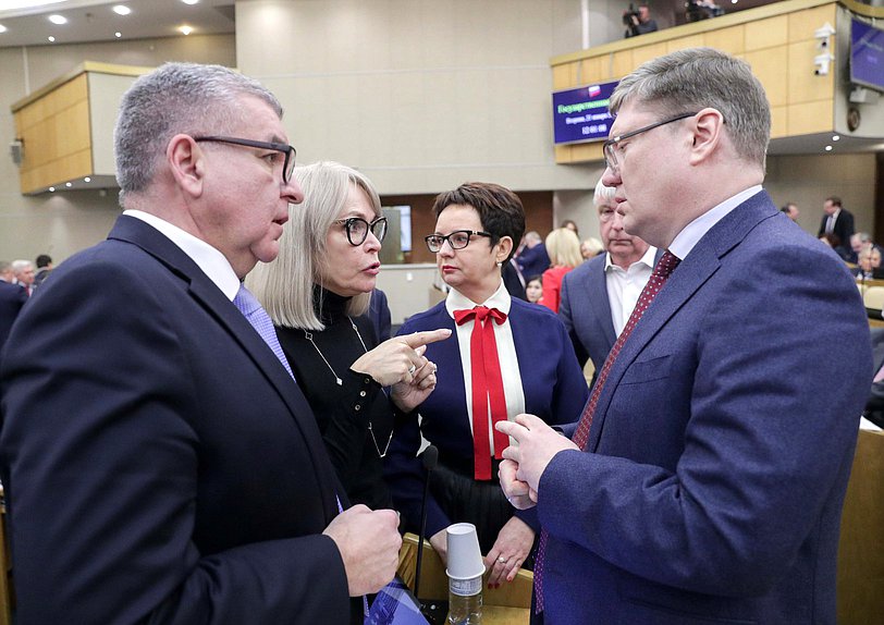 Первый заместитель Председателя Комитета по федеративному устройству и вопросам местного самоуправления Игорь Сапко, член Комитета по государственному строительству и законодательству Ирина Белых и член Комитета по труду, социальной политике и делам ветеранов Андрей Исаев