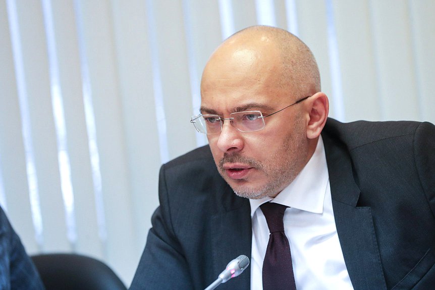 Председатель Комитета по природным ресурсам, собственности и земельным отношениям Николай Николаев