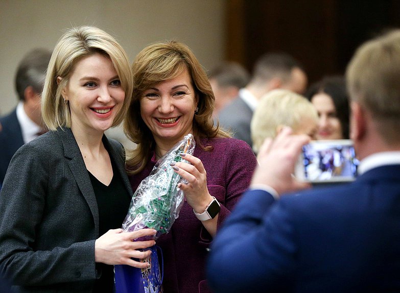 Член Комитета по образованию и науке Алёна Аршинова и заместитель Председателя Комитета по образованию и науке Лариса Тутова