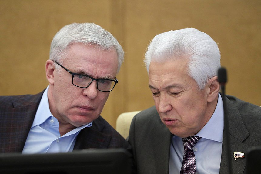 Первый заместитель Председателя Комитета по экологии, природным ресурсам и охране окружающей среды Вячеслав Фетисов и руководитель фракции «Единая Россия» Владимир Васильев