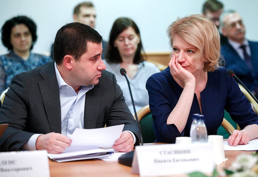 Заместитель Министра строительства и жилищно-коммунального хозяйства РФ Никита Стасишин и аудитор Счетной палаты РФ Наталья Трунова