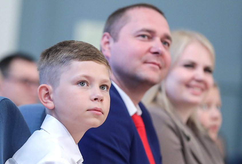 Встреча Комитета по вопросам семьи, женщин и детей с многодетными семьями в преддверии Дня семьи, любви и верности