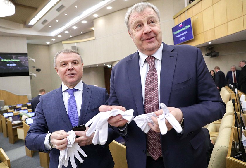 Член Комитета по государственному строительству и законодательству Николай Брыкин и член Комитета по экономической политике, промышленности, инновационному развитию и предпринимательству Виталий Бахметьев