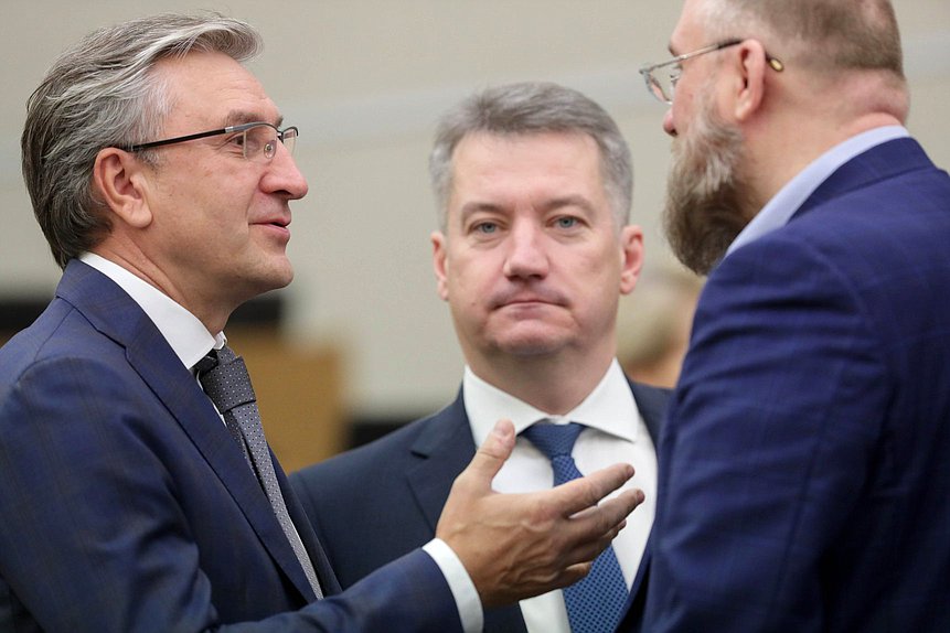 Член Комитета по бюджету и налогам Айрат Фаррахов, заместитель Председателя Комитета по защите конкуренции Антон Гетта и заместитель Председателя Комитета по физической культуре и спорту Сергей Бурлаков