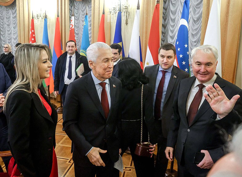 Председатель Комитета по развитию гражданского общества, вопросам общественных и религиозных объединений Яна Лантратова, руководитель фракции "Единая Россия" Владимир Васильев, Первый заместитель Председателя Комитета по развитию гражданского общества, вопросам общественных и религиозных объединений Артем Бичаев и Председатель Комитета по обороне Андрей Картаполов