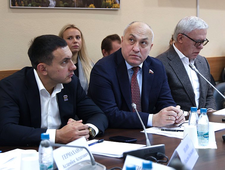 Заместитель Председателя Комитета по развитию Дальнего Востока и Арктики Максим Иванов и член Комитета по экологии, природным ресурсам и охране окружающей среды Марсель Шайдуллин