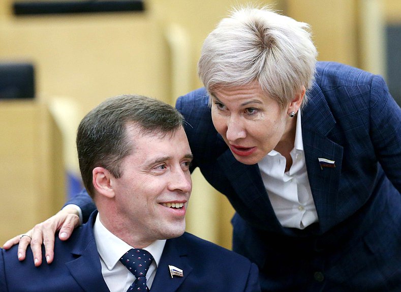 Заместитель Председателя Комитета по труду, социальной политике и делам ветеранов Михаил Терентьев и член Комитета по труду, социальной политике и делам ветеранов Ольга Павлова
