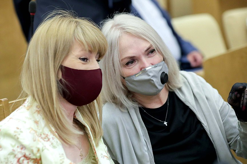 Первый заместитель Председателя Комитета по международным делам Светлана Журова и член Комитета по государственному строительству и законодательству Ирина Белых