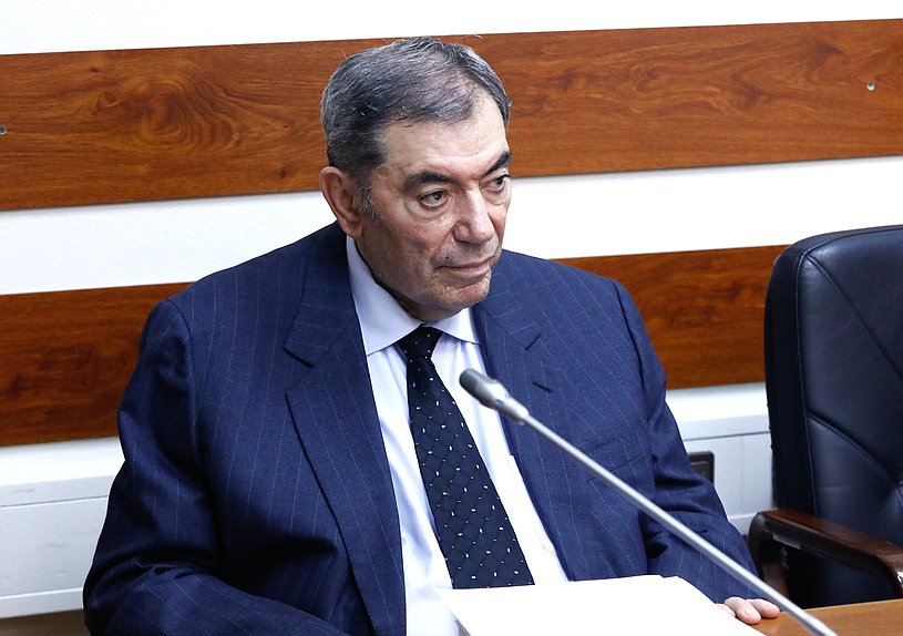 Первый заместитель Председателя Комитета по бюджету и налогам Леонид Симановский