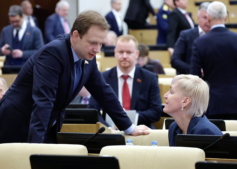 Член Комитета по малому и среднему предпринимательству Алексей Говырин и заместитель Председателя Комитета по просвещению Ирина Ивенских