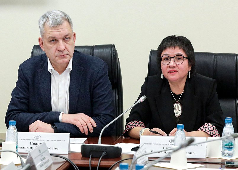 Председатель Комитета по делам национальностей Владимир Иванов и член Комитета Елена Евтюхова