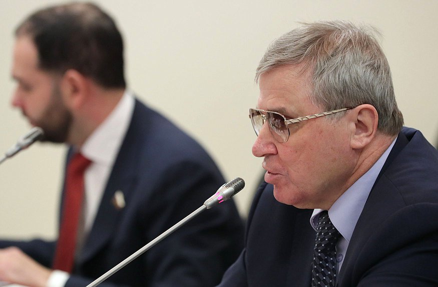 Первый заместитель Председателя Комитета по науке и высшему образованию Олег Смолин