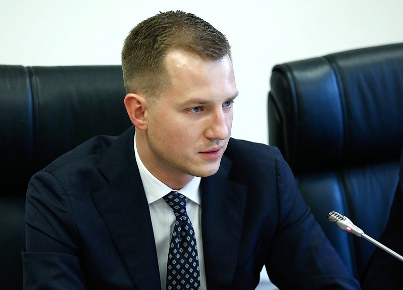 Председатель Комитета по молодежной политике Артем Метелев