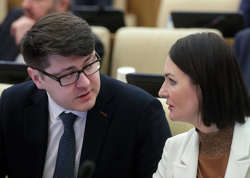 Заместитель Председателя Комитета по промышленности и торговле Александр Спиридонов и Первый заместитель Председателя Комитета по защите семьи, вопросам отцовства, материнства и детства Татьяна Буцкая