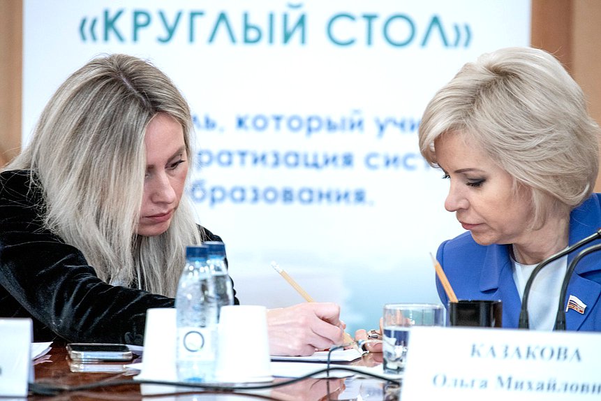 Председатель Комитета по просвещению Ольга Казакова (справа)