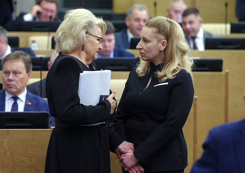 Председатель Комитета по защите семьи, вопросам отцовства, материнства и детства Нина Останина и заместитель Председателя Комитета Мария Дробот