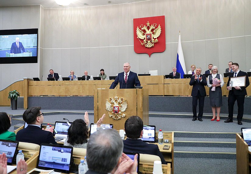 Председатель Государственной Думы Вячеслав Володин вручил почетную грамоту ГД Александру Юдаеву, сбившему из ружья БПЛА в небе над Московской областью