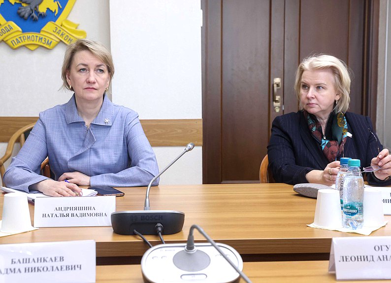 Член Комитета по охране здоровья Вероника Власова (справа)