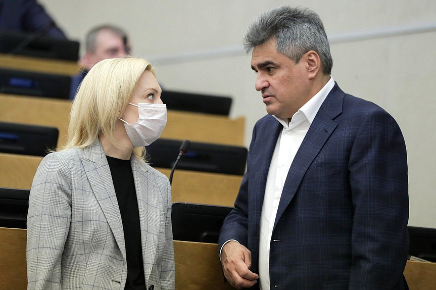 Председатель Комитета по развитию гражданского общества, вопросам общественных и религиозных объединений Ольга Тимофеева и руководитель фракции «Новые люди» Алексей Нечаев