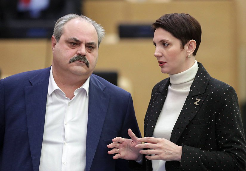 Член Комитета по развитию Дальнего Востока и Арктики Алексей Веллер и заместитель Председателя Комитета по экологии, природным ресурсам и охране окружающей среды Жанна Рябцева