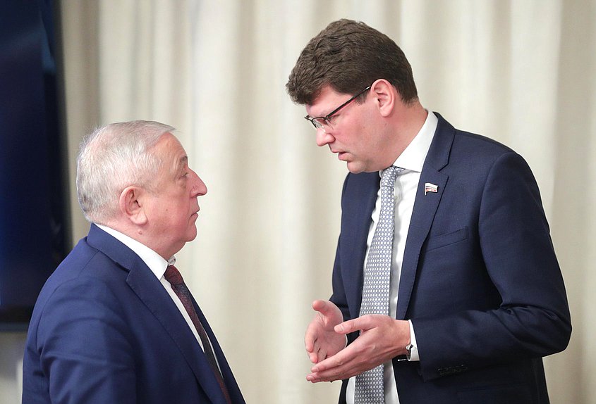 Председатель Комитета по региональной политике и проблемам Севера и Дальнего Востока Николай Харитонов и заместитель Председателя Комитета по экономической политике, промышленности, инновационному развитию и предпринимательству Денис Кравченко