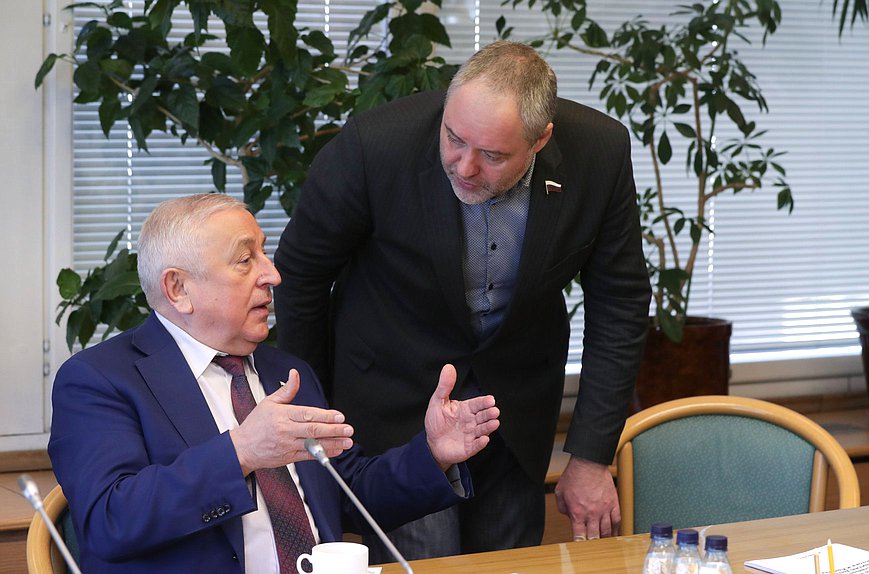 Председатель Комитета по развитию Дальнего Востока и Арктики Николай Харитонов и член Комитета Николай Новичков