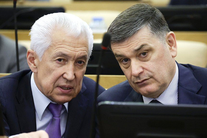 Руководитель фракции "Единая Россия" Владимир Васильев и член Комитета по безопасности и противодействию коррупции Адальби Шхагошев