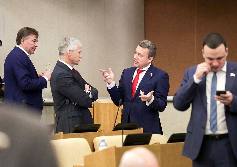 Первый заместитель Председателя Комитета по экономической политике, промышленности, инновационному развитию и предпринимательству Валерий Гартунг и член Комитета по безопасности и противодействию коррупции Анатолий Выборный