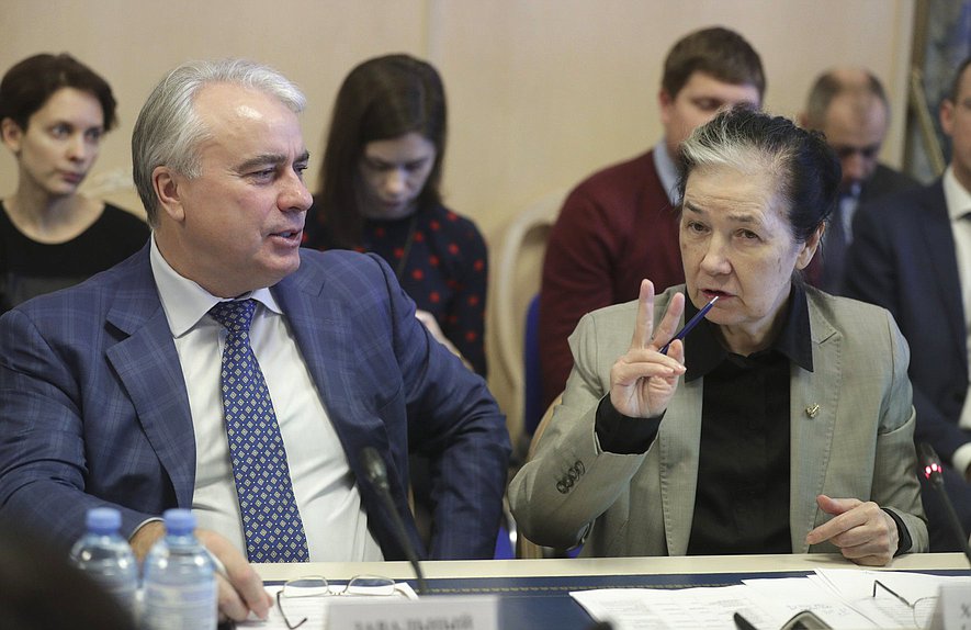 Председатель Комитета по энергетике Павел Завальный и Председатель Комитета по жилищной политике и жилищно-коммунальному хозяйству Галина Хованская