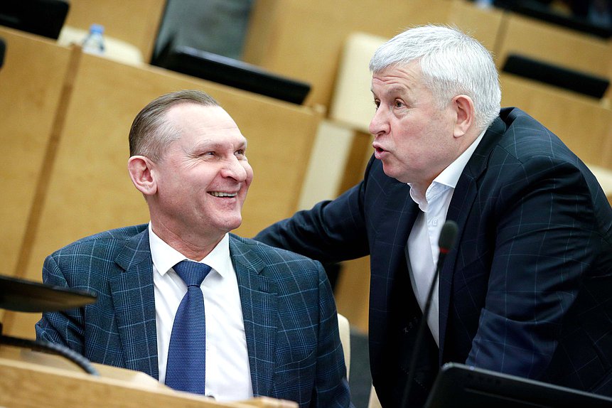 Член Комитета по бюджету и налогам Вячеслав Фомичев и член Комитета по экономической политике Виктор Кидяев