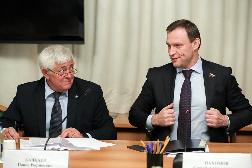 Первый заместитель Председателя Комитета по строительству и жилищно-коммунальному хозяйству Павел Качкаев и Председатель Комитета Сергей Пахомов