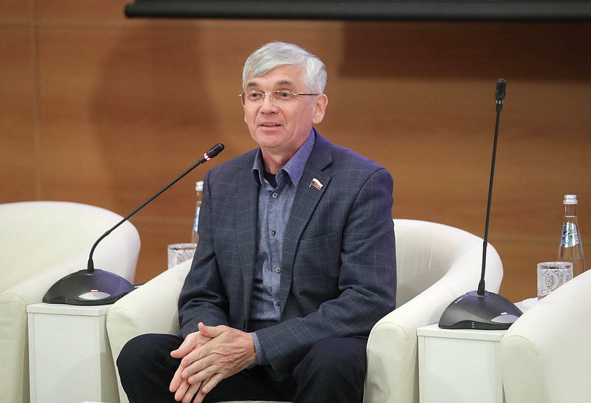 Член Комитета по охране здоровья Александр Петров