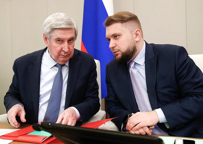 Первый заместитель Председателя Государственной Думы Иван Мельников и заместитель Председателя Государственной Думы Борис Чернышов