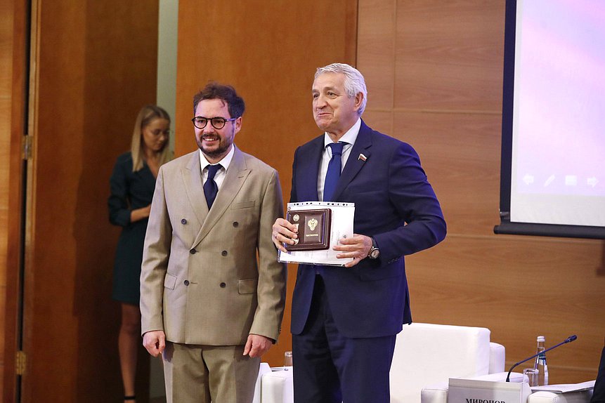 Первый заместитель Председателя Комитета по охране здоровья Леонид Огуль и статс-секретарь - заместитель руководителя ФМБА России Николай Солнцев