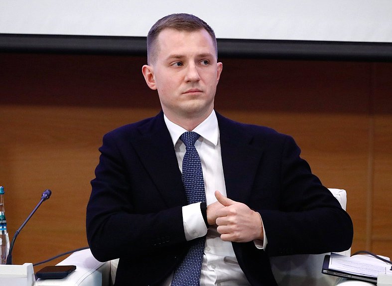Председатель Комитета по молодежной политике Артем Метелев